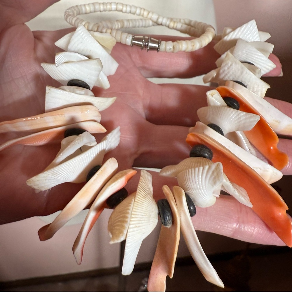 Vintage 1960 Oversized brutalist Natural puka Shell Hawaiian festival necklace